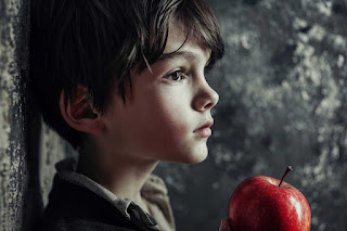 Jonas primește mărul roșu și este copleșit pentru prima dată de intensitatea culorii și de senzațiile asociate cu ea.