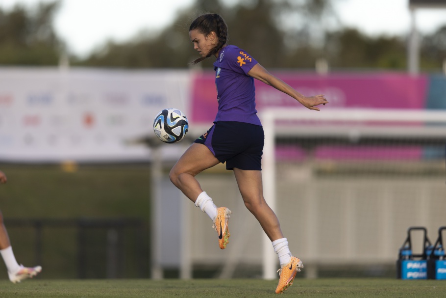 Seleção feminina realiza último treino antes de jogo com a Espanha