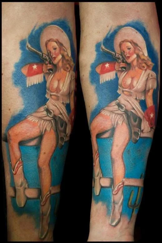  chica con tatuaje de pin up