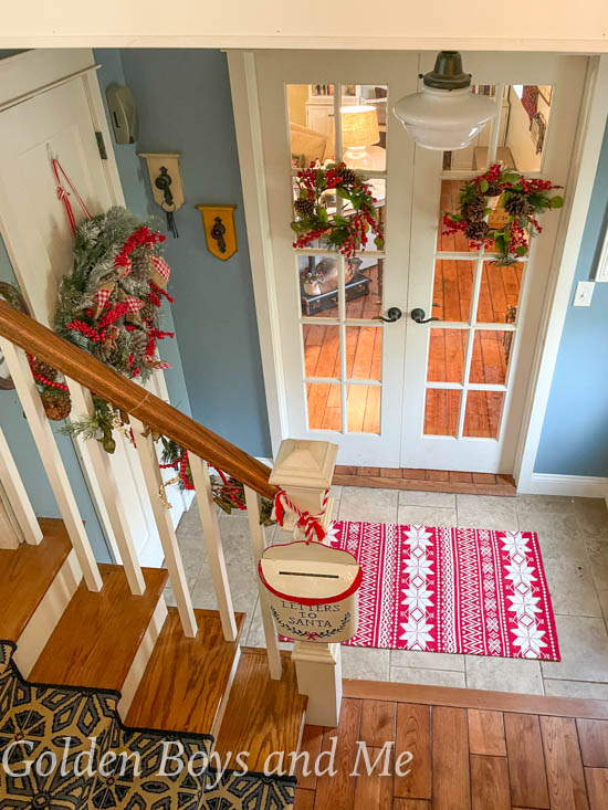 Christmas decor in entryway - www.goldenboysandme.com