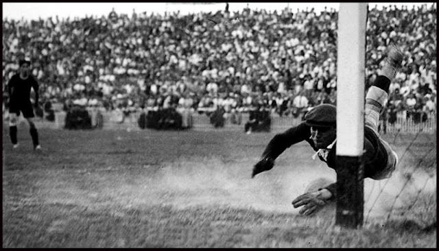 📸MADRID F. C. 📆21 junio 1936 🖊️La impresionante parada de Zamora al tiro de Escolá ya con el tiempo cumplido. MADRID F. C. 2 🆚 F. C. BARCELONA 1 Domingo 21/06/1936, 17:00 horas. Copa del Presidente de la República, XXXIV edición del Campeonato de España, final. GOLES: ⚽1-0: 6’, Eugenio. ⚽2-0: 12’, Lecue. ⚽2-1: 29’, Escolà.