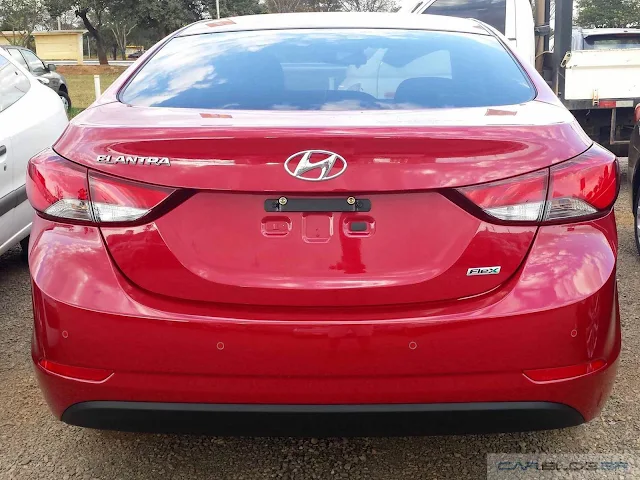 Hyundai Elantra 2016 - vermelho