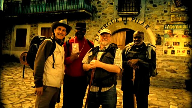 Ron Keine, Derrick Jaminson, Ray Krone y Shujaa Graham haciendo el Camino de Santiago con Aquarius