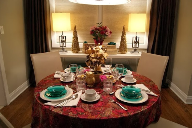 Ideas para decorar la mesa en navidad : mesa redonda con mantel rojo