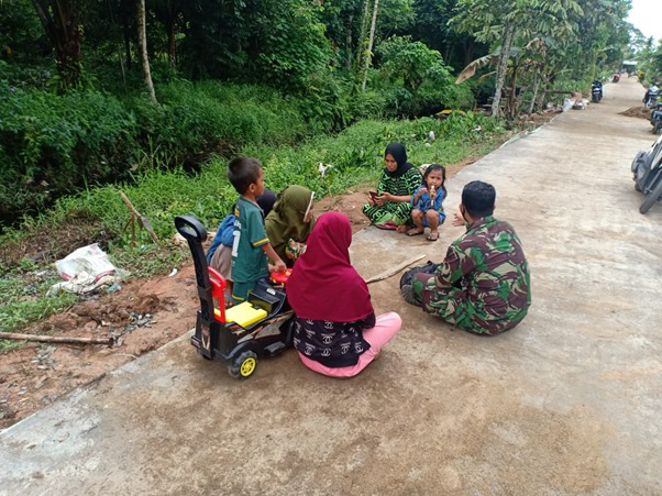 TNI dan Warga Tetap Akrab, Meskipun TMMD Ke-111 Kodim 1207/Pontianak Sudah Purna