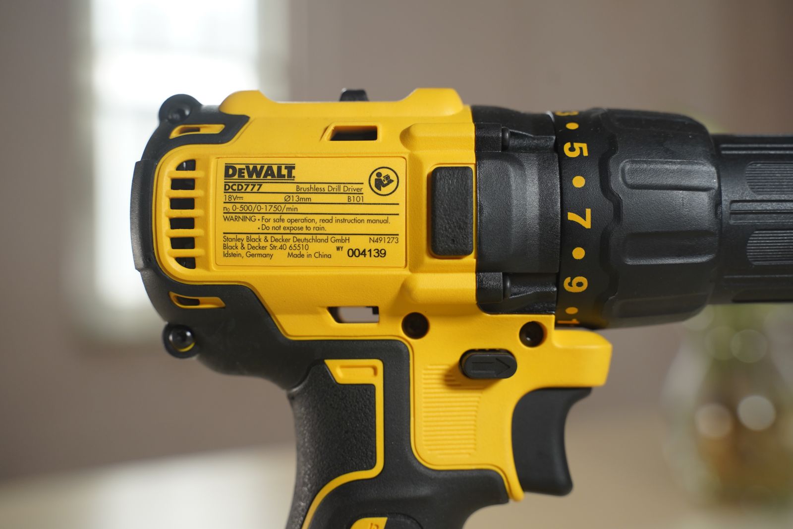 Máy khoan vặn vít dùng pin 18v Dewalt DCD777D2