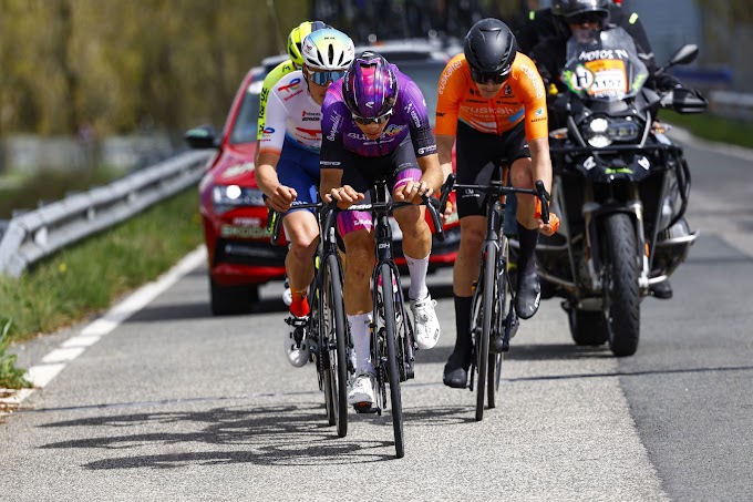 Eric Fagúndez acaricia el maillot de la montaña en la Itzulia