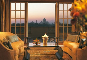 kohinoor suite overviewing Taj Mahal