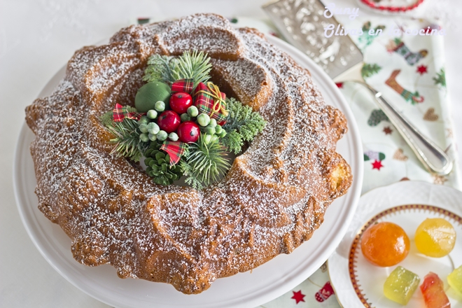 Bundt cake con frutas escarchadas