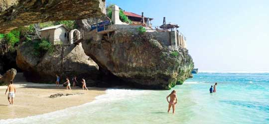  Sedang mencari lokasi untuk menghabiskan liburan  Menikmati Indahnya Pantai Suluban Uluwatu Bali