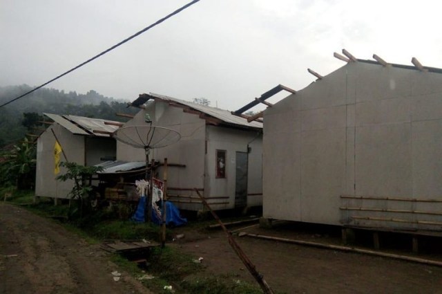 PULUHAN RUMAH RUSAK DI TERJANG ANGIN PUTING BELIUNG