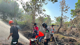 Dengan Sigap Unit Rescue Ditsamapta Polda Kalbar Bersama Relawan Pemadam Kebakaran Melakukan Aksinya Penanganan Karhutla