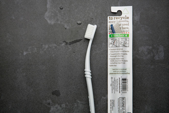 Escovas de dentes feitas de plástico 100% reciclável