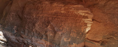 Wadi Rum, Cañón de Khazali, petroglifos de Siq Khazali. Jordania.