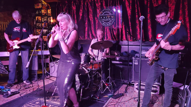 The Val Kinzler Band at Stitch Bar & Blues on September 6 (photograph by Sue Lashley) The Val Kinzler Band at Stitch Bar & Blues on September 6 (photograph by Sue Lashley)