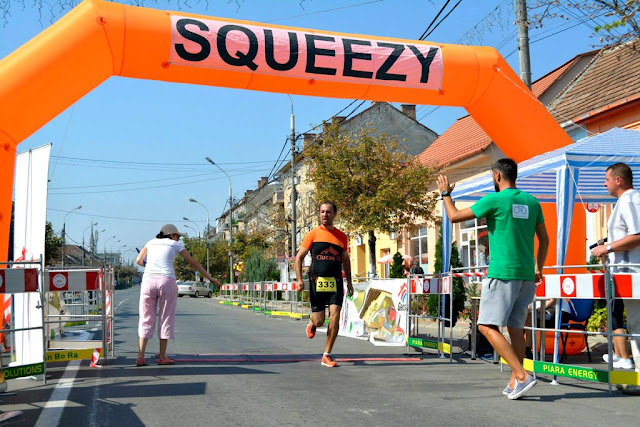 Alergător şi maseur la Maratonul Târnavei, alături de Supermămici Alergătoare. Din Timişoara la Târnăveni, 29 August 2015. Finish