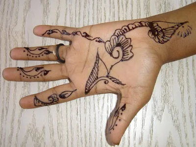 Gambar henna simple di tangan untuk pengantin