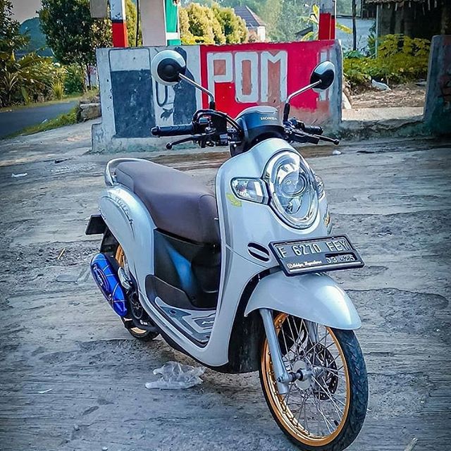 Modifikasi Skupi / Scoopy Warna Putih