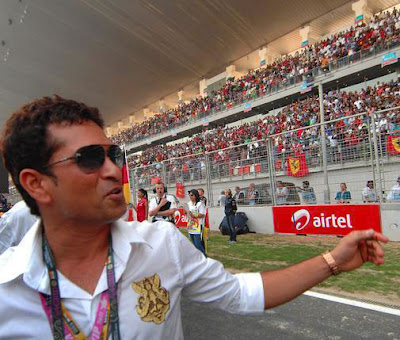 Sachin show of hand to fans in Buddh International Circuit