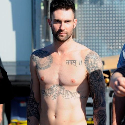 Adam Levine sem camisa