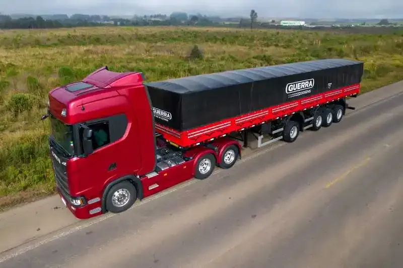 Scania S Highline com carreta graneleira Guerra 4º eixo