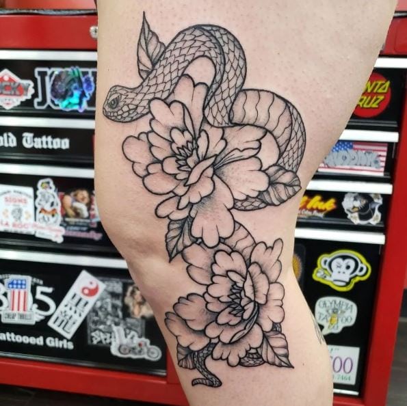 50 tatuagens de cobras que vão te fazer querer uma imediatamente