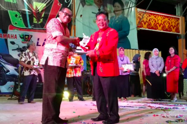 Arsip Kinerja : Dipimpin Paolus Hadi, Bappeda Kabupaten Sanggau Raih Juara Terbaik 1 Stand Pameran Pembangunan 2017