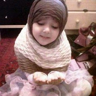 Foto gambar bayi muslim perempuan berjilbab