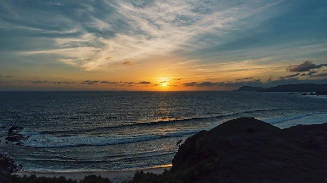 Waktu yang cocok untuk melihat sunrise di Bukit Merese. Sumber: tribun travel