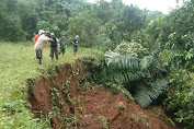 Tinjau Lokasi Tanah Longsor, Kepala Desa Kalobba Imbau Tetap Waspada