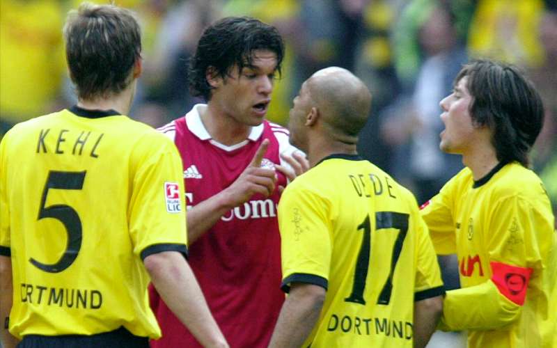 O lateral brasileiro Dedê discute com Michael Ballack em um clássico em 2004 (Getty)