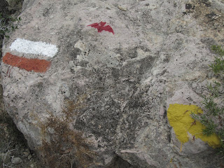 El Vendrell a Rodonyà seguint el Camí de Sant Jaume de Compostela, marques pintades a la roca del Camí de Sant Jaume de Compostela i del GR-92 al Camí d'Escansa a Albinyana