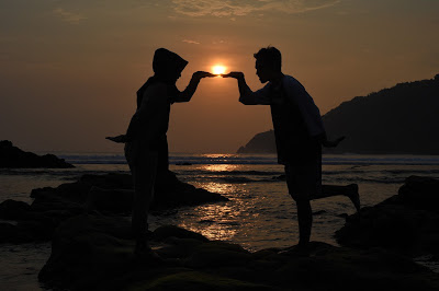 Suasana sunset di Pantai Wediombo terkesan romantis