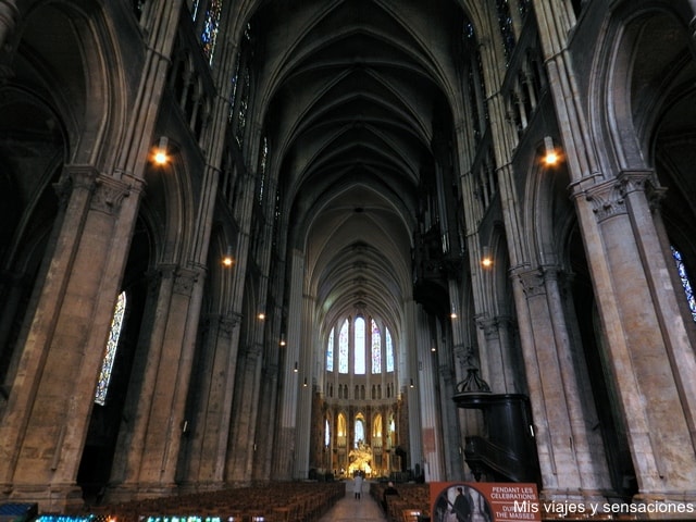 Interior Catedral de Chartres, Francia