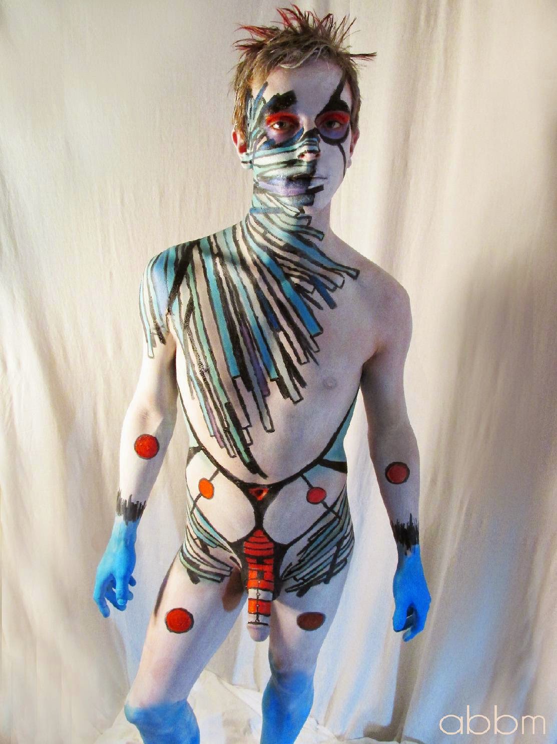  artist doing body paint (NSFW) : 