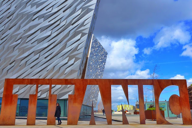 Titanic frente al Museo del Titanic en Belfast