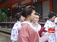 七夕のころ、京舞・井上流の師弟が祇園の八坂神社で「みやび会・御千度」の参拝があった