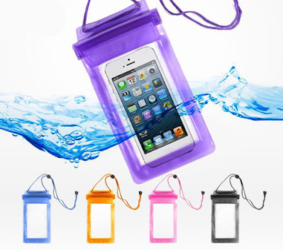 Membawa Pelindung Anti Air Waterproof untuk Smartphone -  Pelindung Anti Air Smartphone