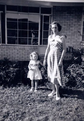 Elizabeth Warren childhood picture with her mother