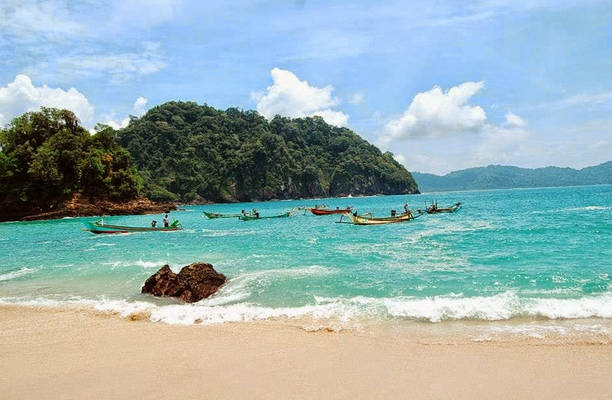 10 Pantai Eksotis Di Jawa Timur Yang Banyak Dikunjungi Wisatawan