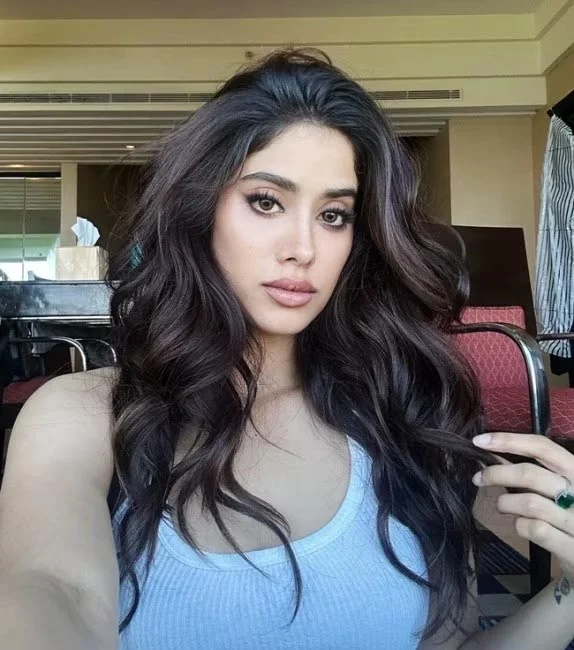 janhvi kapoor hot selfie curvy indian actress