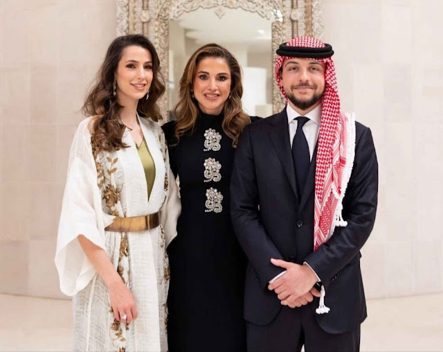 من اليمين: الامير الحسين بن عبد الله، الملكة رانيا، الأنسة رجوة ال السيف