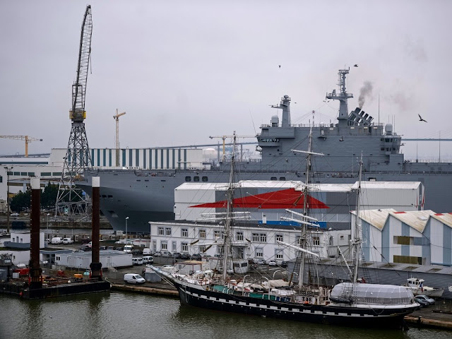Prancūzijos gynybos ministerija nori perduoti laivai "Mistral" Rusijos, o Užsienio reikalų ministerija nepritaria tai dėl ideologinių priežasčių, sako politologas Xavier Moreau.