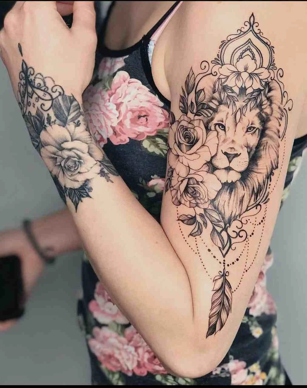 Vemos un tatuaje de línea fina elegante