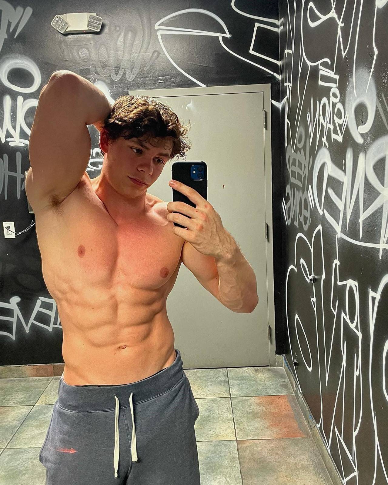 fit-hot-young-guy-julian-ryerson-shirtless-body-selfie