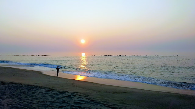 朝日の昇る海