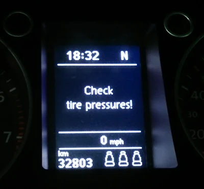 「Check tire pressures!」（停車中）