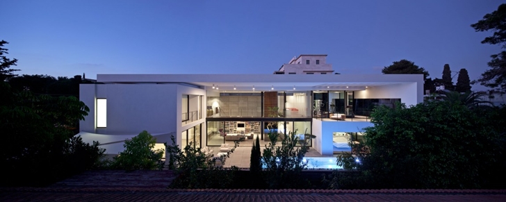 Modern Bauhaus Mansion In Israel at night