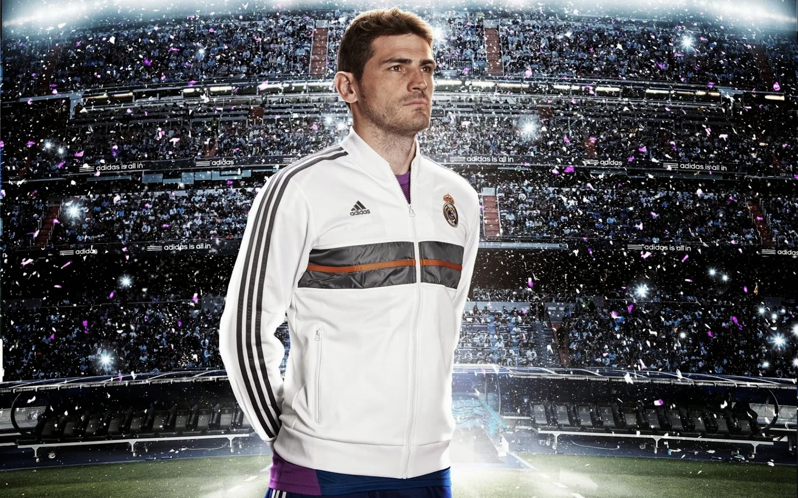 Iker con el estadio de fondo.