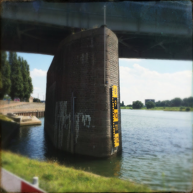 Rijnkade en pijlers John Frost-brug, Arnhem. Hipstamatic: Loftus + Sussex. Foto: Robert van der Kroft